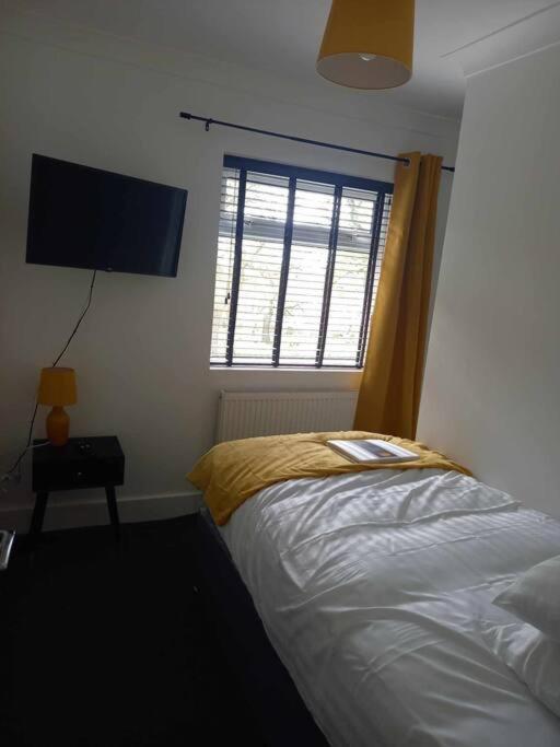 Holiday home 3-bedroom - Tv In Every - Free Parking - Ideally Located In Swansea