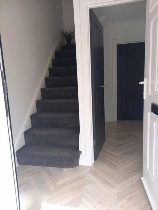 Holiday home 3-bedroom - Tv In Every - Free Parking - Ideally Located In Swansea