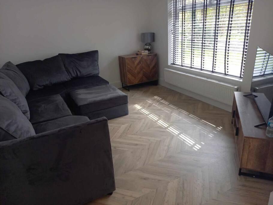 3-bedroom - Tv In Every - Free Parking - Ideally Located In Swansea