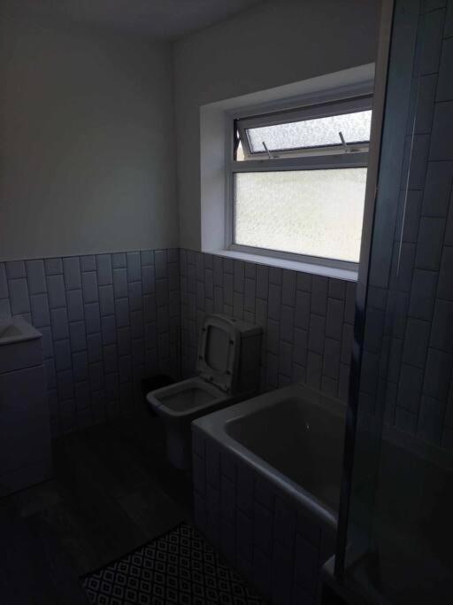 3-bedroom - Tv In Every - Free Parking - Ideally Located In Swansea